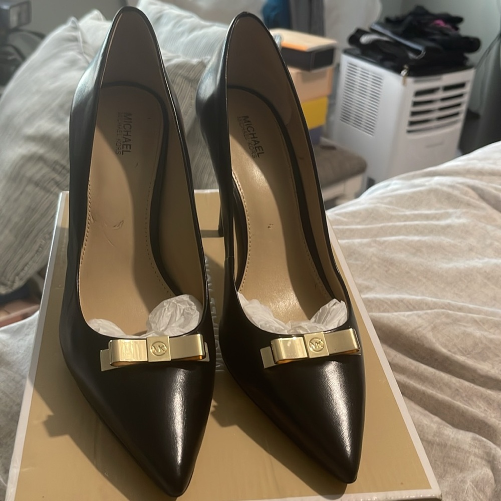 Michael Kors black and gold pumps worn once still in excellent condition - Picture 3 of 3